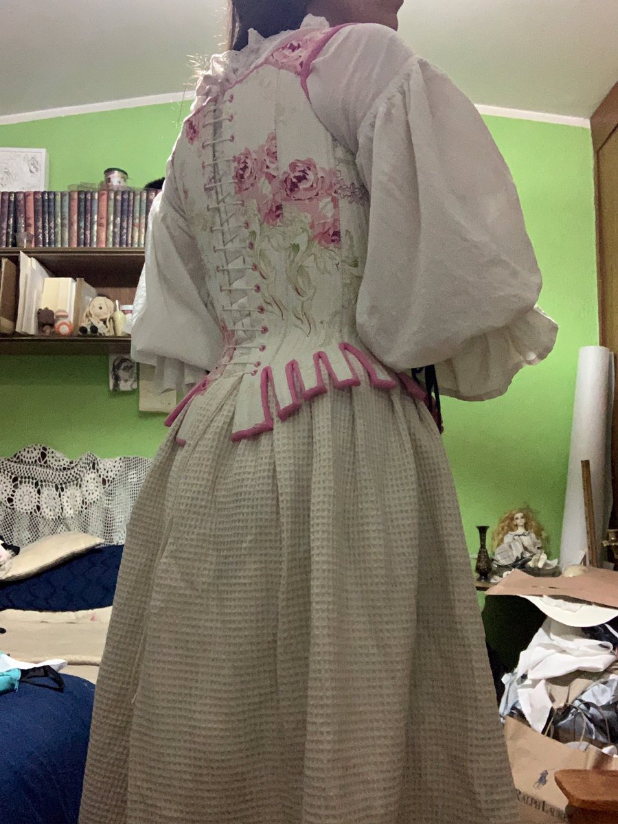 HeloiseRomeroM's tweet photo. Se vienen cotillas de 1740 3.0 
Lienzo de lino
Lana de sastrería 
Con mangas removibles 
Ahora sí espero que me duren estas 
cosas
#historicalcostumer
#18thcentury
#barroque https://t.co/IROcIsZ7pl