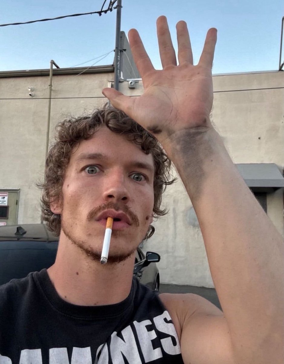 aloeburntbaby's tweet photo. If smoking bad why so sexy? https://t.co/hOEWKuwxyz