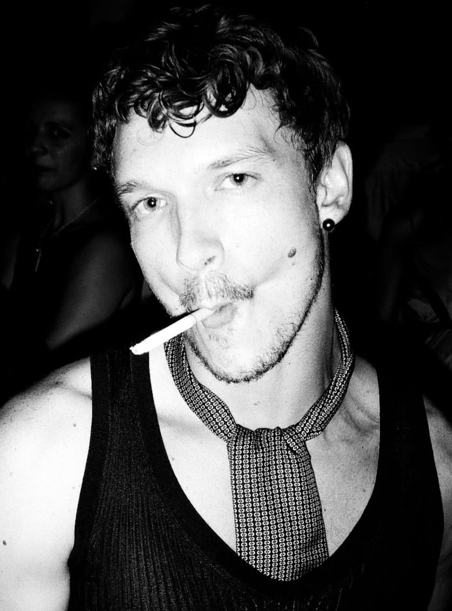 aloeburntbaby's tweet photo. If smoking bad why so sexy? https://t.co/hOEWKuwxyz