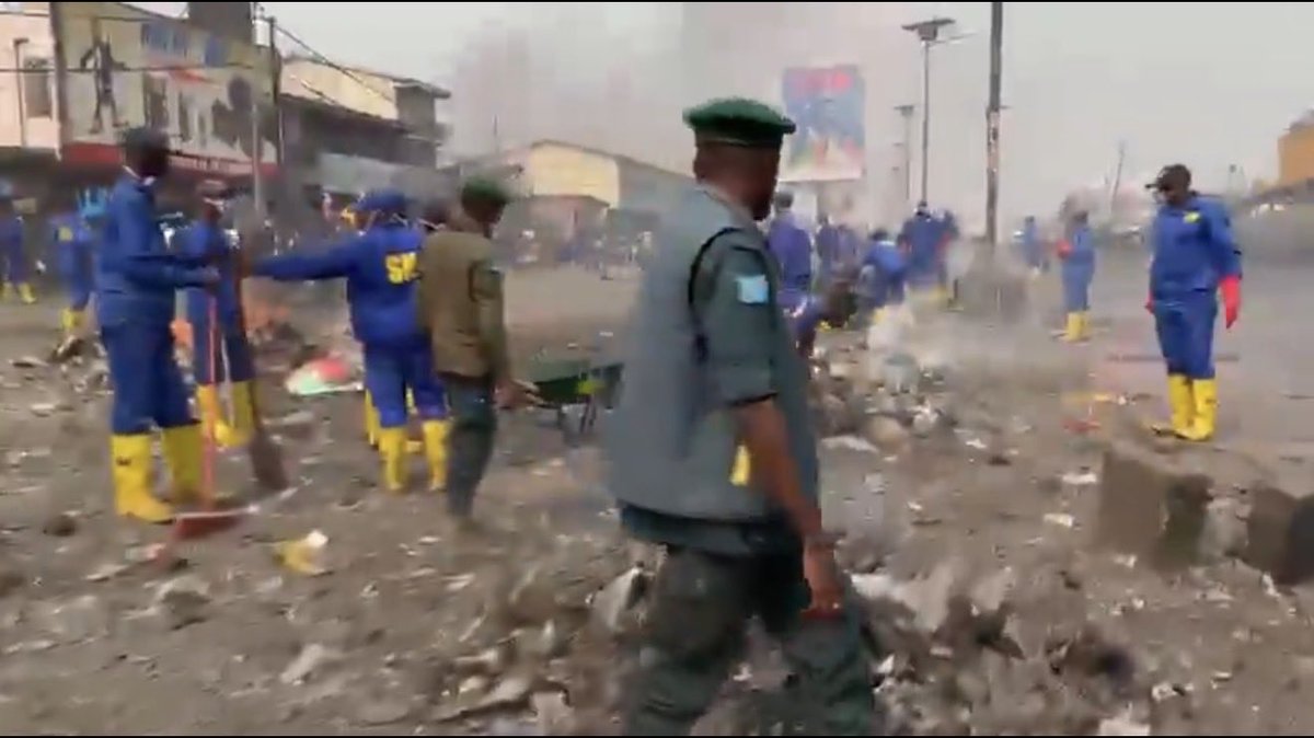 Acquitator81C's tweet photo. #RDC:Pendant qu’on engloutit des millions dans l’#assainissement, quelques questions importantes:Qui fabrique les sachets&amp;bouteilles plastiques non biodégradables?Où est la #Loi?Pourquoi cette production n’est-elle pas interdite?Pourquoi ces entreprises ne paient pas la facture? https://t.co/0rwteDMb4F