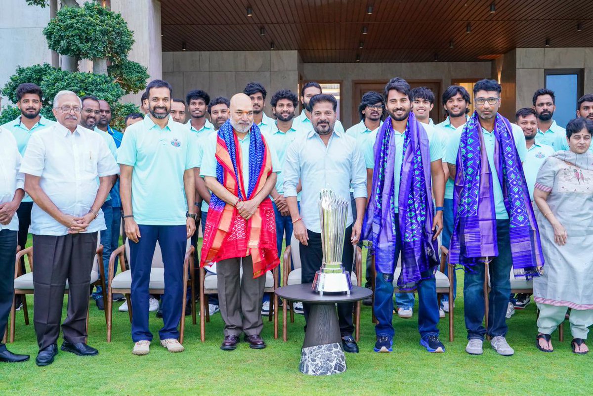 revanth_anumula's tweet photo. టీజీ20 లీగ్ విజేత హైదరాబాద్ ఈ-ఛాంపియన్స్ జట్టును కలిసి అభినందనలు తెలియజేస్తూ చెక్కులను అందజేశాను.గ్రామీణ ప్రాంతాల ప్రతిభను వెలికితీసేందుకు టీజీ20 వంటి వేదికలు ఎంతో ఉపయోగపడతాయి. 

క్రీడల్లో రాణించిన ప్రతి క్రీడాకారుడికి క్యాష్ రివార్డులతో పాటు ప్రభుత్వ ఉద్యోగాలు అందిస్తూ ప్రోత్సహి��్తున్నాం. క్రీడా రంగ అభివృద్ధికి ప్రత్యేక స్పోర్ట్స్ పాలసీ, స్పోర్ట్స్ యూనివర్సిటీ, అంతర్జాతీయ ప్రమాణాలతో గచ్చిబౌలి స్టేడియం అభివృద్ధి వంటి కార్యక్రమాలను ప్రభుత్వం చేపడుతోంది.

పోటీలో పాల్గొన్న ప్రతి క్రీడాకారుడికి, విజేతలుగా నిలిచిన క్రీడాకారులకు హృదయపూర్వక అభినందనలు. మీరు జాతీయ, అంతర్జాతీయ స్థాయిలో రాణిస్తూ తెలంగాణతో పాటు దేశ ప్రతిష్ఠను పెంచాలని ఆకాంక్షిస్తున్నాను.

#TG20League
#HyderabadEChampions
#TelanganaSports