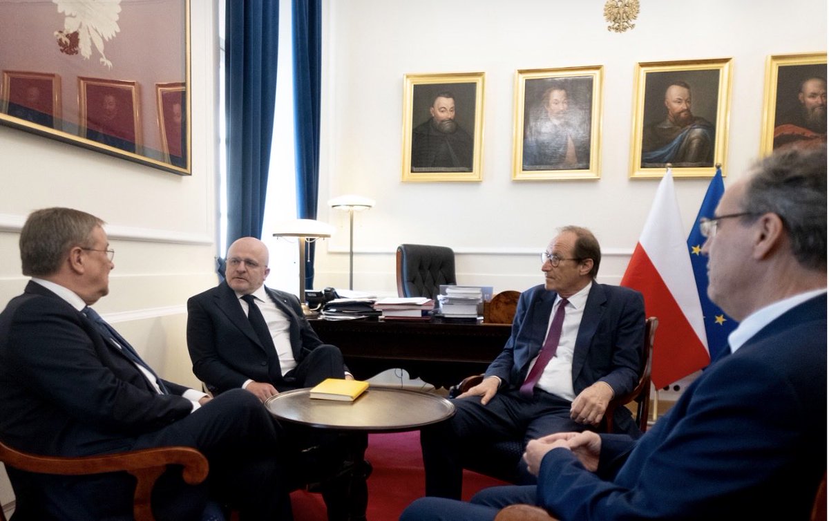 bruno_fuchs's tweet photo. Mission diplomatique en Pologne avec mes homologues @pawelkowalpl 🇵🇱, @ArminLaschet 🇩🇪

👉Journée d’échange sur les leviers pour faire de l’Europe une puissance, en travaillant notamment sur les questions de souveraineté, de sécurité, de défense et de lutte contre les ingérences. https://t.co/LyslBbwOfW