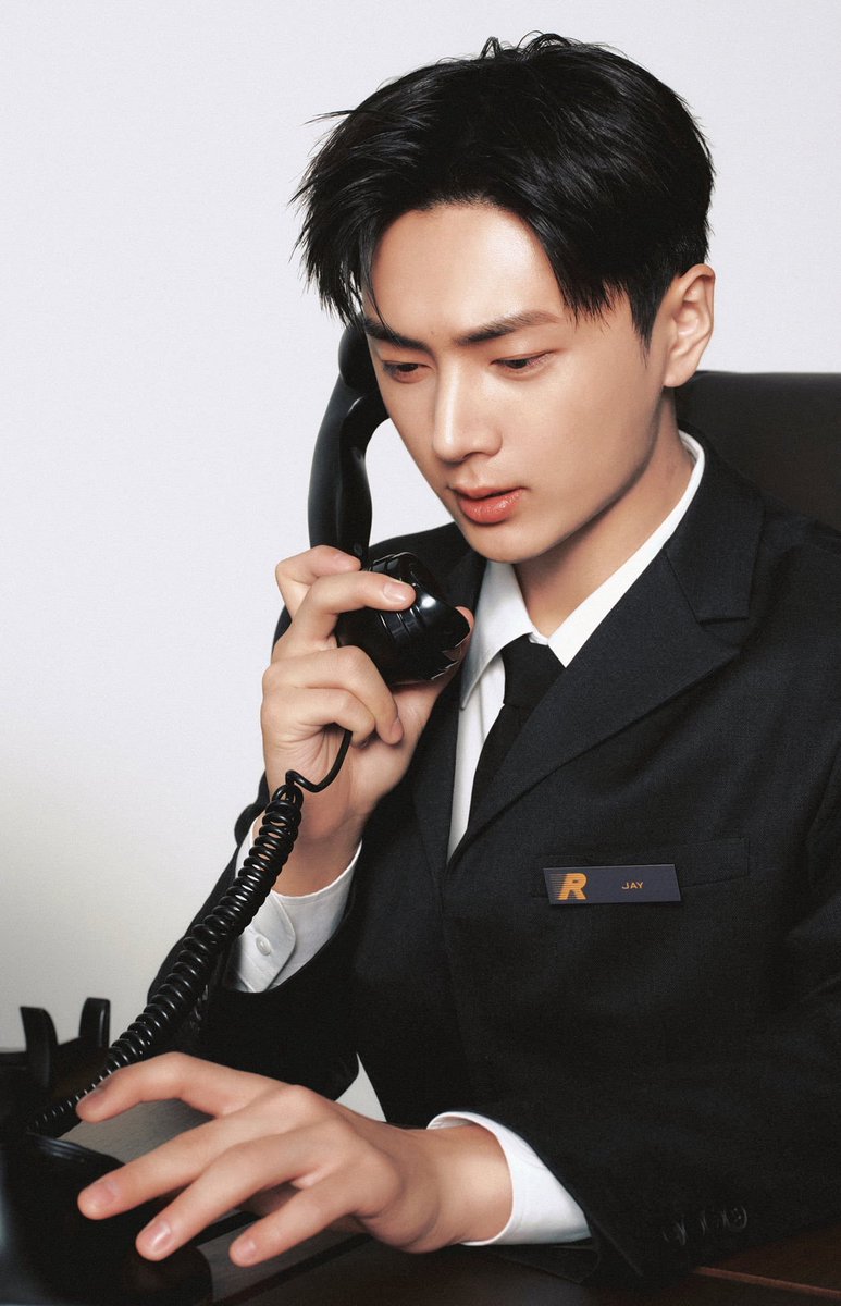 wonniesgardn's tweet photo. "yes ma'am this is indeed my picture on the website. no ma'am i don't deliver the packages personally." https://t.co/eJoaCQZ0Bo