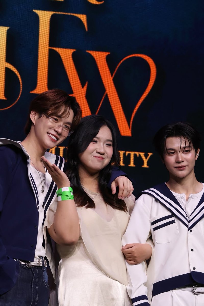 eickptn's tweet photo. Tụi mình dễ thương quá hẹ hẹ hẹ 

BVTL LOVES HO CHI MINH
#BeverTonliew1stFMinVN #bbverpj #tonliewmtp #bevertonliew https://t.co/q3PoLihBIN