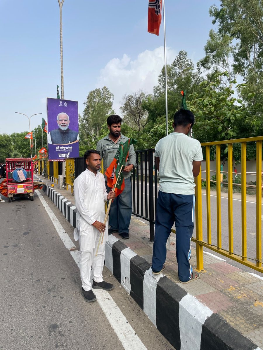 VinodChanot's tweet photo. गौरव का क्षण! 

PM @narendramodi जी 17 जुलाई को जींद में देश की पहली Hydrogen Train को दिखाएंगे हरी झंडी 🚆🇮🇳

BJYM हाँसी के कार्यकर्ता बैनर, झंडे और स्वागत की तैयारियों में जुटे। 
जींद बोलेगा - मोदी!

#HaryanaWelcomesModiJi https://t.co/H6BsObiZ0d