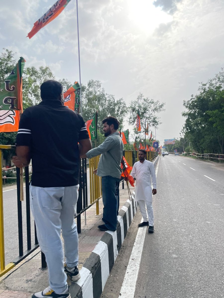 VinodChanot's tweet photo. गौरव का क्षण! 

PM @narendramodi जी 17 जुलाई को जींद में देश की पहली Hydrogen Train को दिखाएंगे हरी झंडी 🚆🇮🇳

BJYM हाँसी के कार्यकर्ता बैनर, झंडे और स्वागत की तैयारियों में जुटे। 
जींद बोलेगा - मोदी!

#HaryanaWelcomesModiJi https://t.co/H6BsObiZ0d