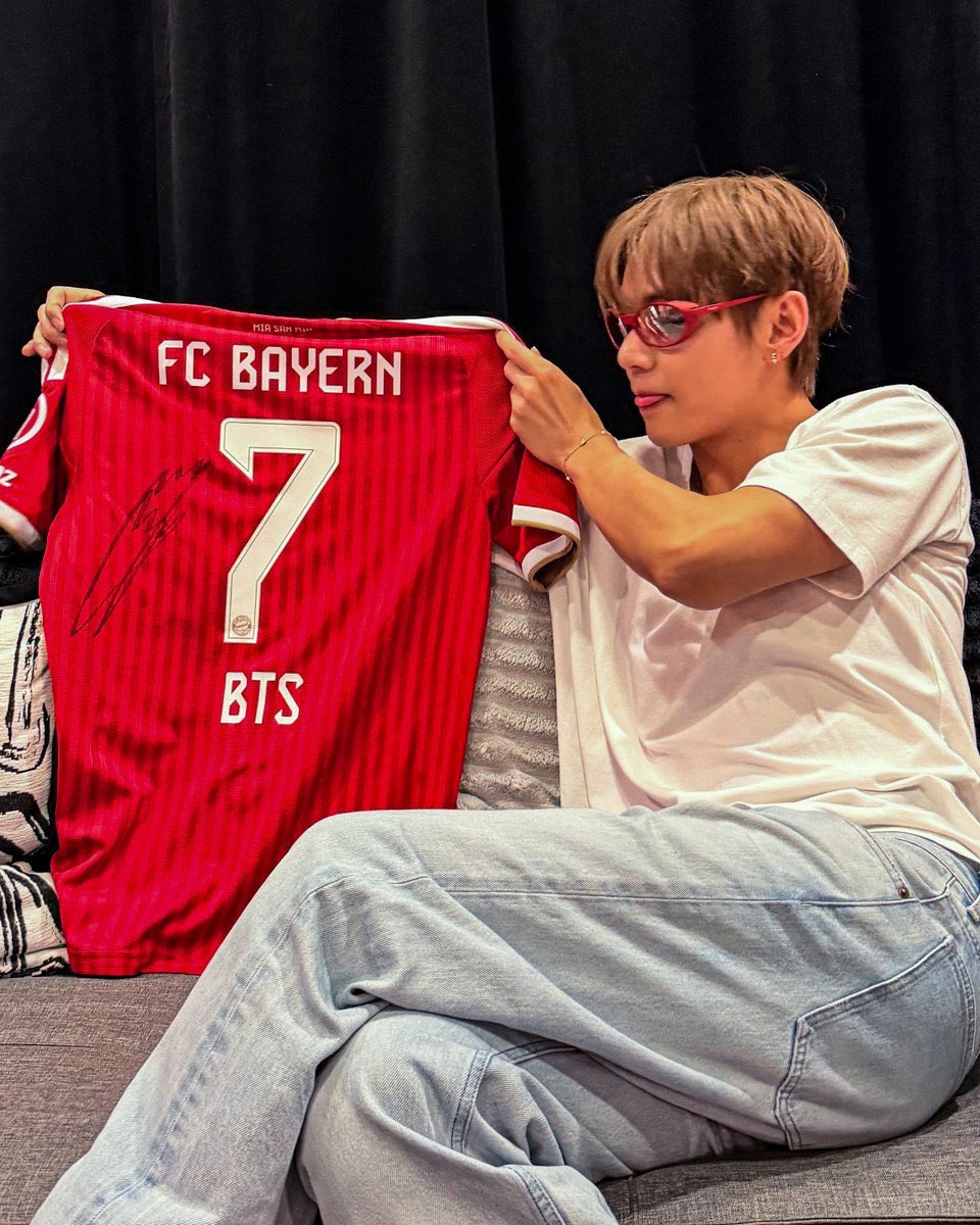 FCBayernUS's tweet photo. Kim Taehyung 💜 https://t.co/Vl8wg6dD4v