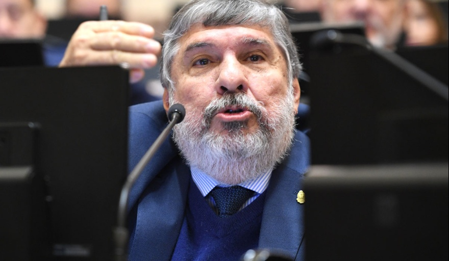 laruedanoticias's tweet photo. 📌 SESIÓN EN EL SENADO | ENTREGA DE SOBERANÍA NACIONAL

Ahora | Senador JOSÉ MAYANS (PJ):  "Otra de las cosas q quería denunciar es sobre los bienes del Estado y las Empresas privatizadas del Estado, pq este grupo de delincuentes q está manejando la Rep. Argentina, llámese..."👇 https://t.co/EKeMWxMAdx