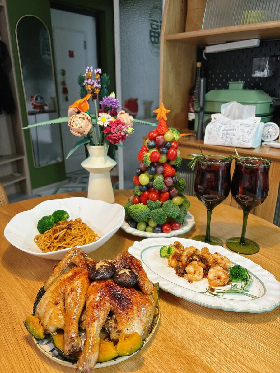 keeponliving515's tweet photo. Festive Turkey Feast Alert! Juicy roasted turkey, trimmings u0026 mulled wine ready for your holiday celebration. Tag someone who needs this! #ChristmasEats， https://t.co/TUWLMxUnhn