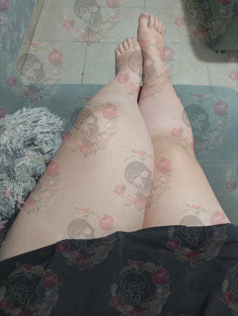 HelenaPersefone's tweet photo. Después de la lesión que tuve me dejaron de gustar mis piernas x lo hinchado que estaba, pero andamos volviendo a amarlas.
A ustedes les gustan?
#juevesdepiernasyalgomás 
#JuevesDeTentación https://t.co/NhC1jqwKdB