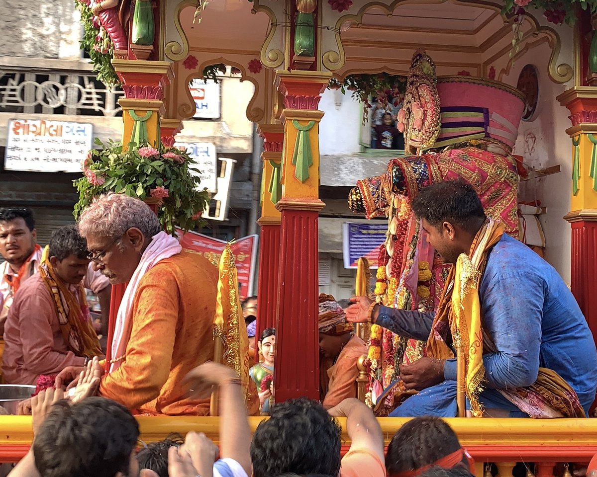 theartcam's tweet photo. following the chariot. https://t.co/hazVYmW5NE