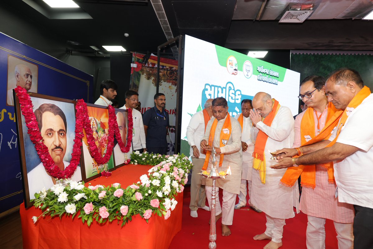 BJP4Gujarat's tweet photo. માનનીય કેન્દ્રીય ગૃહ અને સહકાર મંત્રી શ્રી @AmitShah એ આજે માનનીય મુખ્યમંત્રી શ્રી @Bhupendrapbjp ની વિશેષ ઉપસ્થિતિમાં 'ગાંધીનગર લોકસભા'ના સામૂહિક વૃક્ષારોપણ અભિયાનને સફળ બનાવવામાં અગત્યની ભૂમિકા ભજવનાર કાર્યકર્તાઓ સાથે મુલાકાત કરી તથા અભિનંદન પાઠવ્યા. 

આ પ્રસંગે આદરણીય અમિતભાઈએ સૌને આહ્વાન કર્યું કે, માત્ર વૃક્ષારોપણ જ નહીં, પરંતુ જ્યાં સુધી વાવેલા છોડ એક ઘટાદાર વૃક્ષ ન બની જાય ત્યાં સુધી તેની સંપૂર્ણ સારસંભાળ અને જતન કરવાની જવાબદારી પણ આપણે નિભાવવાની છે.