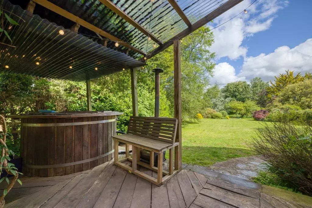 OnTheMarketCom's tweet photo. On the outside, Rose Court may appear to be the quintessential English cottage, but go inside and it's a world of colour🌈 

📍How much? £1.45m
📍Where? Theale, Somerset 

🔗Click here to take a look at the property: https://t.co/aF7nUxJ8Xh https://t.co/bBeTkL94yI