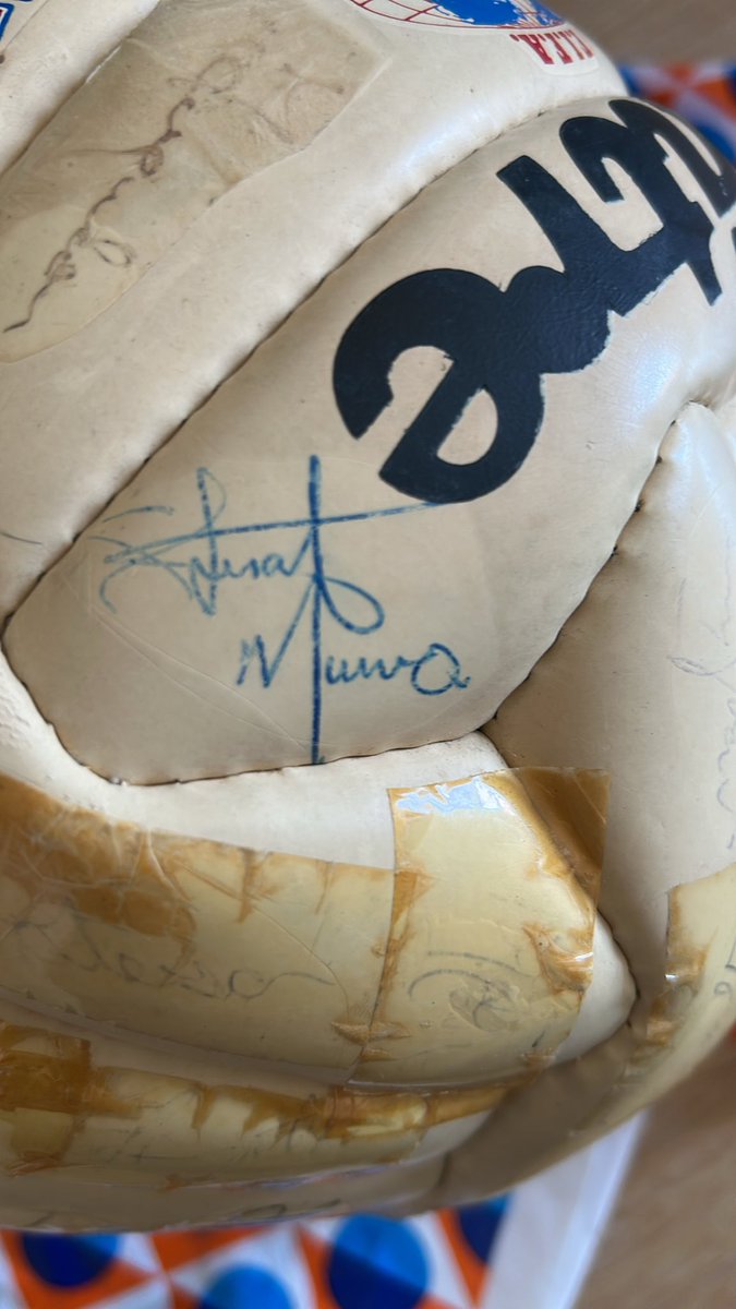 gavmc76's tweet photo. @spot_penalty Hi, I’ve come across this ball, looks 83-87 signed by Hay, McGrain, Bonner, McStay, McLair and other. However looks like I can see Stuart Munro and Robert Fleck that seems odd. Any verification or ideas on the signatures? Thanks https://t.co/ezSjJsvQRg