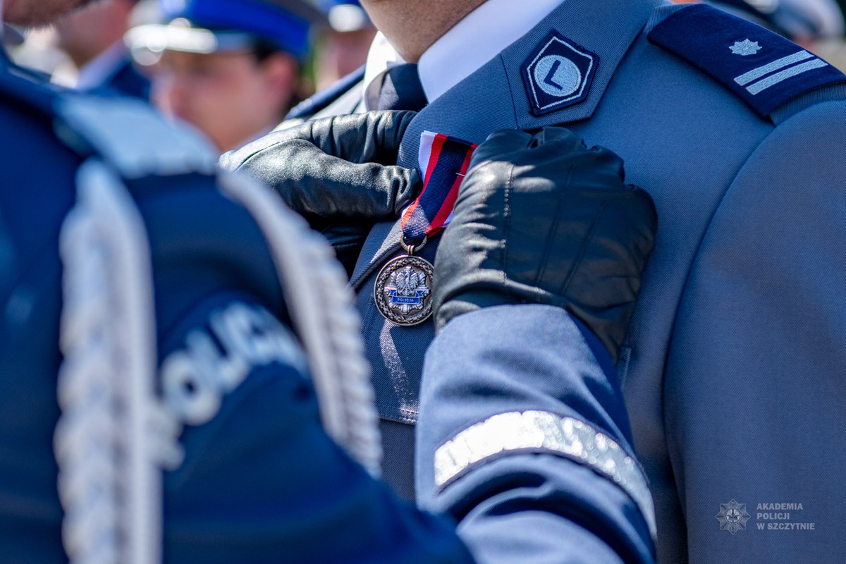 📜👮 Mija 107 lat od utworzenia Policji Państwowej, która ustanowiła fundament pod utworzoną po przemianach ustrojowych w 1990 r. Policję – nowoczesną formację odpowiadającą na współczesne wyzwania bezpieczeństwa. 🟦 Oficjalne obchody Święta Policji w Warszawie poprzedzają https://t.co/eIHggr9jD9