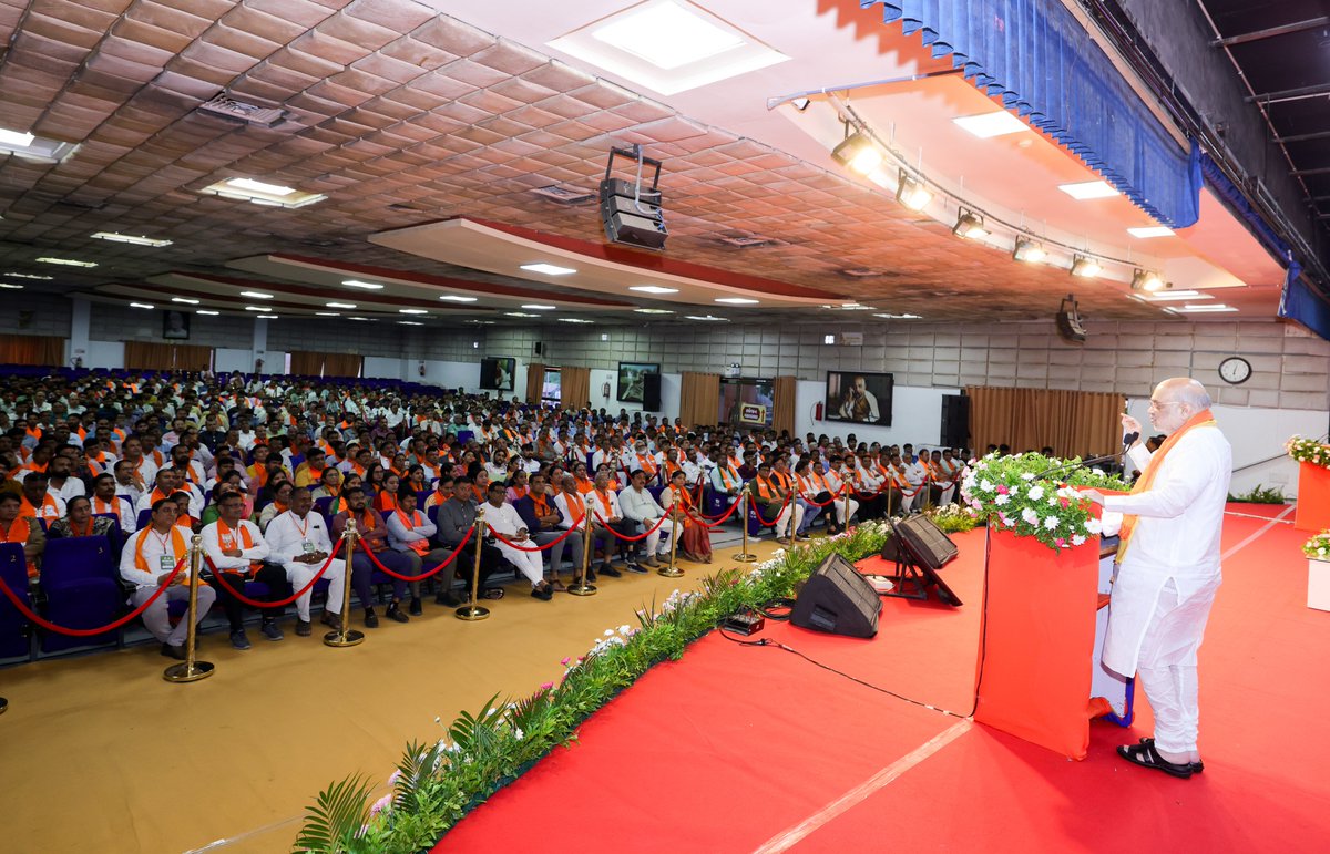 BJP4Gujarat's tweet photo. માનનીય કેન્દ્રીય ગૃહ અને સહકાર મંત્રી શ્રી @AmitShah એ આજે માનનીય મુખ્યમંત્રી શ્રી @Bhupendrapbjp ની વિશેષ ઉપસ્થિતિમાં 'ગાંધીનગર લોકસભા'ના સામૂહિક વૃક્ષારોપણ અભિયાનને સફળ બનાવવામાં અગત્યની ભૂમિકા ભજવનાર કાર્યકર્તાઓ સાથે મુલાકાત કરી તથા અભિનંદન પાઠવ્યા. 

આ પ્રસંગે આદરણીય અમિતભાઈએ સૌને આહ્વાન કર્યું કે, માત્ર વૃક્ષારોપણ જ નહીં, પરંતુ જ્યાં સુધી વાવેલા છોડ એક ઘટાદાર વૃક્ષ ન બની જાય ત્યાં સુધી તેની સંપૂર્ણ સારસંભાળ અને જતન કરવાની જવાબદારી પણ આપણે નિભાવવાની છે.