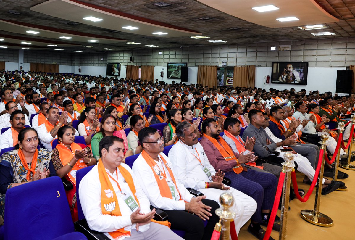 BJP4Gujarat's tweet photo. માનનીય કેન્દ્રીય ગૃહ અને સહકાર મંત્રી શ્રી @AmitShah એ આજે માનનીય મુખ્યમંત્રી શ્રી @Bhupendrapbjp ની વિશેષ ઉપસ્થિતિમાં 'ગાંધીનગર લોકસભા'ના સામૂહિક વૃક્ષારોપણ અભિયાનને સફળ બનાવવામાં અગત્યની ભૂમિકા ભજવનાર કાર્યકર્તાઓ સાથે મુલાકાત કરી તથા અભિનંદન પાઠવ્યા. 

આ પ્રસંગે આદરણીય અમિતભાઈએ સૌને આહ્વાન કર્યું કે, માત્ર વૃક્ષારોપણ જ નહીં, પરંતુ જ્યાં સુધી વાવેલા છોડ એક ઘટાદાર વૃક્ષ ન બની જાય ત્યાં સુધી તેની સંપૂર્ણ સારસંભાળ અને જતન કરવાની જવાબદારી પણ આપણે નિભાવવાની છે.