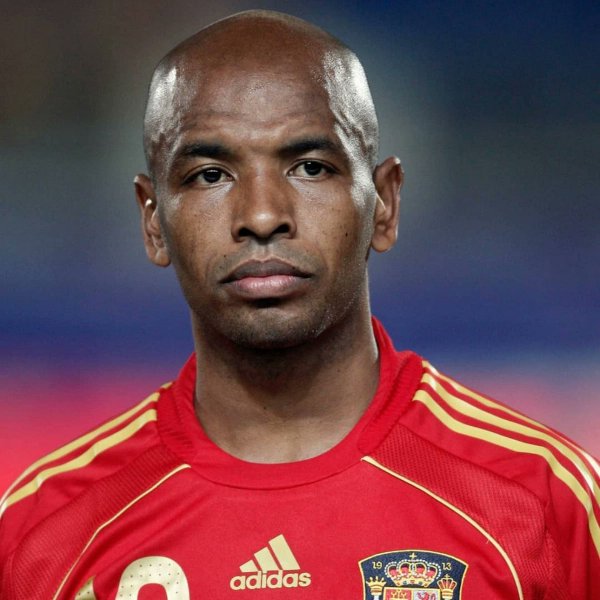 StebEulav's tweet photo. Os presento a Marcos Senna.

Fue el pivote de la Selección Española en el Mundial de 2006 y la Eurocopa de 2008. En esta última, España fue campeona y Senna fue elegido en el once ideal del torneo. 

A diferencia de Lamine Yamal y Nico Williams, él no nació en España, sino en São Paulo y no llevaba ni cuatro años resiendo en suelo español cuando debutó con La Roja. 

Y, sin embargo, nadie necesitó convertir cada partido de Marcos Senna en una campaña de integración cultural.

No hubo discursos impostados, vídeos aleccionadores ni generadores de opinión explicándonos constantemente lo importante que era aceptar como español a un futbolista español.

Porque el debate no tiene que ver con el color de piel. Tampoco con el origen de los padres de Lamine Yamal o Nico Williams. La cuestión es que una parte de los actuales creadores de opinión vive de fabricar conflictos donde no existen.

Necesitan encontrar racismo en cada esquina, dividir a la gente en bloques y presentar como una batalla social algo que para la mayoría de los aficionados es mucho más sencillo: once futbolistas defendiendo la misma camiseta.

Marcos Senna llegó desde Brasil, se nacionalizó, jugó con España y fue uno de los hombres más importantes del primer gran título de aquella generación. La gente lo celebró como celebró a Xavi, a Casillas o a Fernando Torres. Sin tutoriales morales y sin que nadie tuviera que recordarnos cada cinco minutos que también era español.

Hay opinadores tan acomplejados y tan enganchados al conflicto que prefieren fabricar una batalla racial antes que asumir una verdad mucho menos rentable: cuando juega España, a (casi) nadie le importa cuál es el origen de sus jugadores. Aunque, como en todo, tontos hay en todas partes.