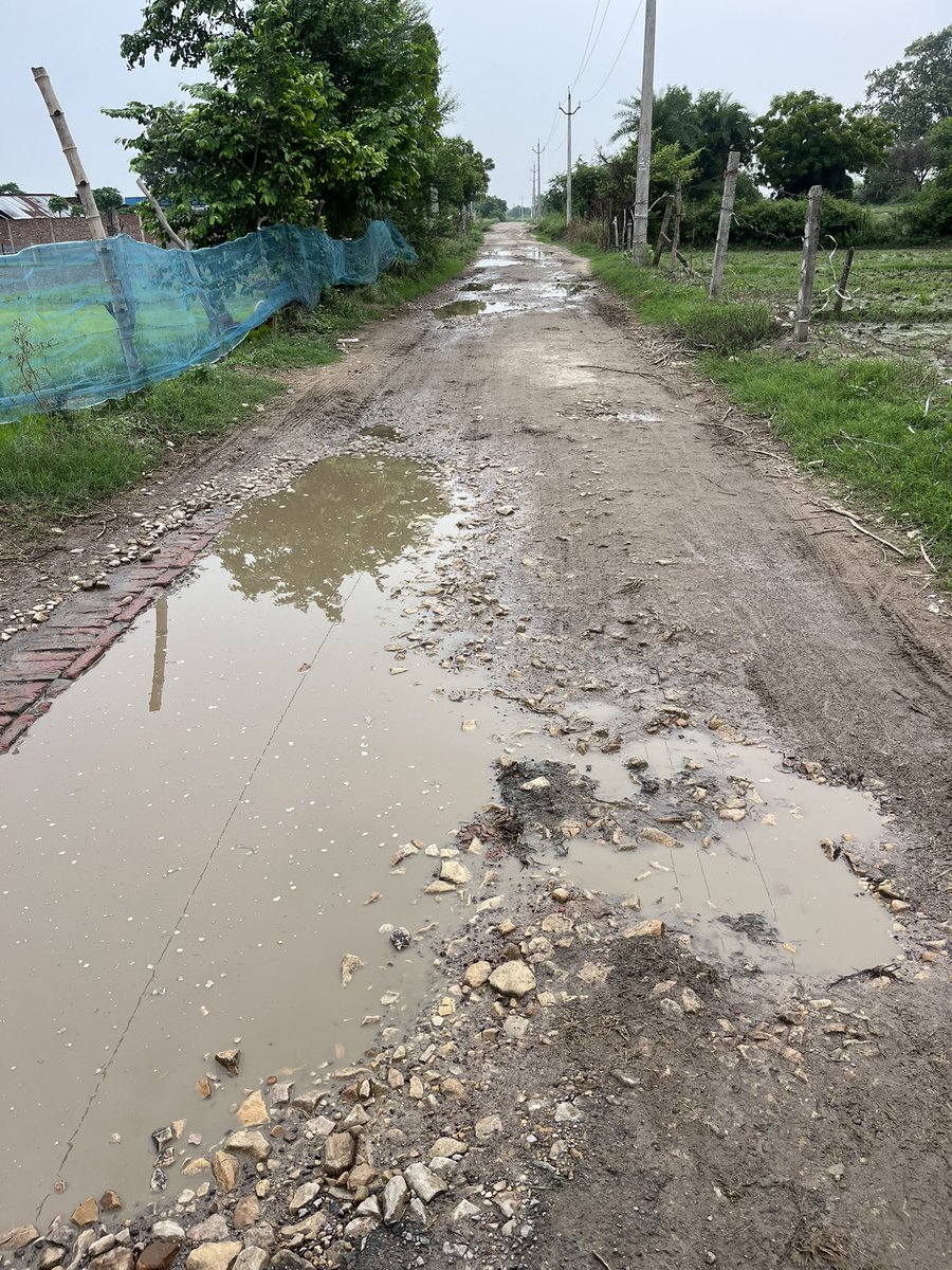 SharmaWc908's tweet photo. ग्राम पंचायत बस्ती में  ग्राम की सड़क  की मरम्मत करवाने या मण्डी सीमित से पी डब्ल्यू डी (pwd ) में  स्थान्तरित  करने हेतु कार्य कराया जाए ताकि ग्रामीण क्षेत्रों की समस्या दूर हो सकें एवं छोटे बच्चों को स्कूल जाने में परेशानी न हो @DM_Barabanki @tanujpuniaINC https://t.co/R0mZYUL99i