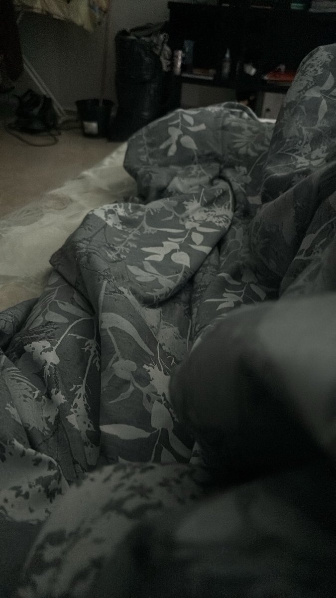 ErosBeFall_'s tweet photo. Qué asco de cuarto, cuando me levanto y salgo solo es para discutir con mi mamá. Sabes, me duelen tus palabras, pero no tengo a dónde ir. Siempre me amenazas con sacarme de la casa ¿crees que no me siento presionada? Si no digo y actúo como quieres me sacan a mí y a mi abuela https://t.co/flGuoFJXDR