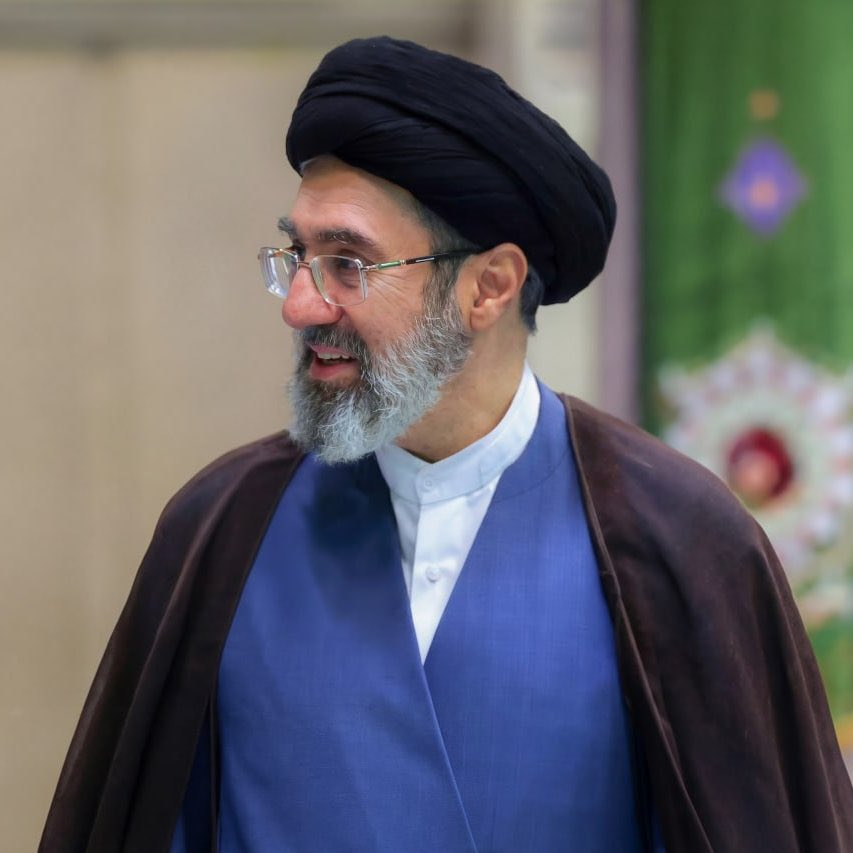 ThePenguinBTC's tweet photo. Trump İran'ı tehdit etti. Ama asıl tehlike, İran'ın cevabında.

İran, Yemen'deki Husilere bir emir gönderdi. 

Bab el-Mendeb Boğazı'nı kapatmaya hazır olun.

İlk bakışta bu bir petrol hamlesi. 

Boğaz kapanır, petrol geçemez, fiyatlar yükselir.

Ama İran'ın gözü petrolde değil. 

Asıl hedefi, denizin metrelerce dibinde yatıyor.

Dikkatli okuyun.

Trump ilk kez enerji altyapısını hedef almakla tehdit ettiğinde, İran şunu ilan etmişti. 

Bölgenin enerjisi, suyu ve bilgi altyapısı, hepsi meşru hedef.

Yani İran, bir emirle hem bir bölgeyi susuz, hem dünyayı internetsiz bırakabileceğini söyledi. 

İkisini de göstereyim.

Önce veriden başlayalım. 

Çünkü İran'ın Husilere verdiği o emir, doğrudan bu ayağı hedef alıyor.

Bab el-Mendeb'in dibinde, deniz tabanına döşenmiş 17 fiber optik kablo var. 

Avrupa ile Asya arasındaki internet trafiğinin yaklaşık %90'ı bu kablolardan geçiyor. 

Bankacılık, borsa, bulut servisleri. Körfez'in dünyaya bağlantısı da büyük ölçüde burada.

Bütün bu trafik de 26 kilometrelik o boğazdan geçmek zorunda. Kapanırsa, petrolle birlikte iki kıtanın ve Körfez'in verisi de kesilir.

Bu bir olasılık değil, geçmişte yaşandı. 

Şubat 2024'te bir Husi füzesi Kızıldeniz'de bir gemiyi vurdu. 

Geminin çapası deniz tabanındaki üç büyük kabloyu kopardı. Asya ile Avrupa arasındaki internetin dörtte biri aksadı, etkisi BAE'ye kadar hissedildi. 

Üstelik bir kablonun onarımı normal zamanda bile haftalar sürüyor. 

Savaşın ortasında tamir gemileri bölgeye yaklaşamaz, süreç aylara uzar.

Şimdi ikinci ayağa gelelim. 

Körfez ülkeleri çöl. 

Nehir yok, göl yok, yağmur neredeyse hiç yok. 

İçme suyu neredeyse tamamen tuzdan arındırma tesislerinden geliyor. O tesislerin can damarı da elektrik.

Elektrik giderse tuzdan arındırma çalışmaz. Su üretimi durunca, çöl sıcağında milyonlarca insan günler içinde susuz kalır. 

Ardından zincir uzar. 

Hastaneler karanlığa gömülür, soğuk hava depoları çözülüp gıda bozulur, finans merkezleri işlemez hale gelir.

En ağır kısmı da bu. 

Bir rafineri yıkılsa yeniden onarılır. Ama bir elektrik santrali ya da tuzdan arındırma tesisi çökerse, yerine yenisini kurmak yıllar alır. 

Bu bir tamir meselesi değil, bir bölgenin ayakta kalma meselesi.

Şimdi tabloya bütün olarak bak. 

Doğuda Hürmüz İran'ın elinde, batıda Bab el-Mendeb Husilerin. 

Körfez tam ortada. 

İran, ağzından çıkan bir emirle hem bölgenin suyunu hem verisini durdurabileceğini ilan etmiş oldu.

İşte bu yüzden bugünkü kavga artık bir füze savaşı değil. 

Görünmez altyapının savaşı. 

Çünkü bir orduyu alt etmek zordur, ama bir arıtma tesisini ya da deniz tabanındaki bir kabloya zarar vermek kolaydır.

Trump İran'ı köprüleri ve santralleriyle tehdit ediyor. İran da buna karşılık, bölgenin suyunu ve iki kıtanın verisini hedef almakla tehdit ediyor.

Ama asıl soru şu.

Bu düğmelere basıldığında, bedelini İran mı öder, yoksa suyu ve interneti kesilen milyonlar mı?

Bu benim şahsi görüşlerim.

Savaşla ilgili tüm gelişmeleri ve analizleri buradan paylaşıyorum.

Önümüzdeki birkaç gün çok yoğun geçecek, sizi her şeyden haberdar edeceğim.