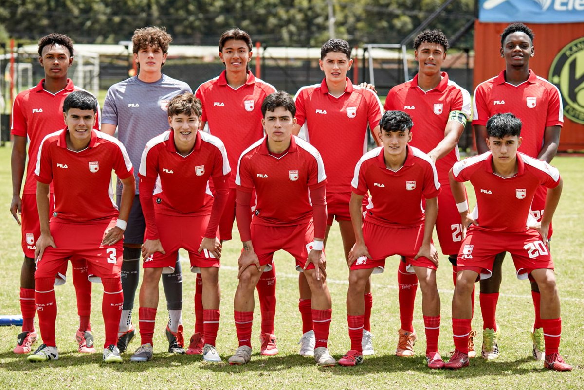 SantaFe's tweet photo. Los once Leones Sub-17 🦁 que a esta hora disputan la gran final de la Copa Metropolitana 🏆 ante Real Cundinamarca

Sigue el partido en el YouTube de Metropolitana TV 📲 https://t.co/Pq5jl4ZxbF https://t.co/MolRNCD7mP
