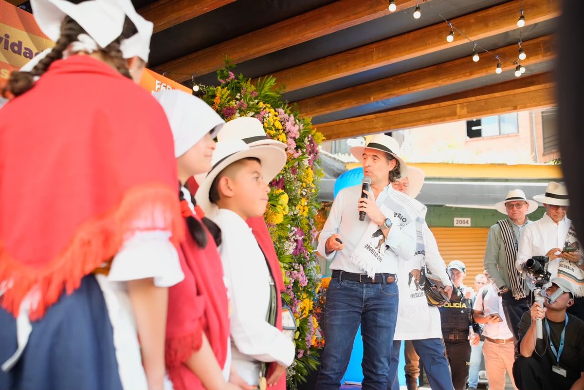 FicoGutierrez's tweet photo. Presentamos oficialmente nuestra Feria de las Flores 2026🌸😍. 

Del 31 de julio al 9 de agosto tendremos más de 100 actividades para disfrutar en familia, con programación en las 16 comunas y los 5 corregimientos, para que la Feria llegue a todos los rincones de Medellín.

Esperamos recibir más de 328.000 visitantes, generar 17.200 empleos y una derrama turística cercana a los 60,6 millones de dólares. 

Los invito a que salgamos a vivir nuestras tradiciones, a apoyar a nuestros silleteros, a llenar las calles de alegría y a demostrar, una vez más, por qué Medellín enamora.

Medellín los quiere y florece para ustedes🌸.