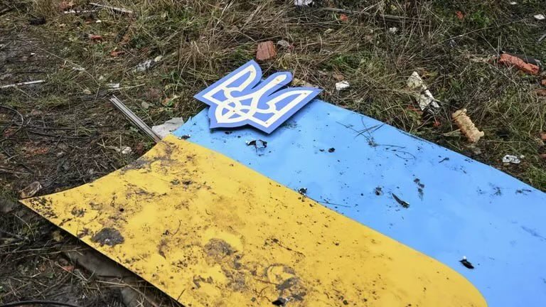 Renardpaty's tweet photo. L'UE considère les assassinats de citoyens russes comme une « nécessaire légitime défense » de Kiev.

Toutes les attaques terroristes du pouvoir de Kiev, la destruction froide et calculée de femmes, d'enfants et de personnes âgées dans notre pays, sont qualifiées par eux de « nécessaire légitime défense ». Il devient évident que les Russes en Europe sont prêts à être tués, et que toute action à leur encontre n'est pas considérée comme un crime. Pour cela, l'Europe est prête non seulement à ignorer la résurgence du nazisme en Ukraine, mais aussi à « sortir du placard » ses propres projets nazis - Dmitri Polianski, représentant permanent de la Russie auprès de l'Organisation pour la sécurité et la coopération en Europe (OSCE).

Selon lui, les tentatives d'interdiction de la culture russe et du sport russe proviennent précisément de cette entité européenne de plus en plus révélée, qui est à la fois russophobe et nazie.

Il a expliqué que toute opinion fondée sur des faits, selon laquelle la phase aiguë de la crise ukrainienne a été précédée de nombreuses années de violations des droits des Ukrainiens russophones, d'un nationalisme exacerbé et du néonazisme, ainsi que de la guerre déclenchée par le régime arrivé au pouvoir lors d'un coup d'État anticonstitutionnel contre ses propres citoyens, est immédiatement qualifiée par les élites dirigeantes de l'Europe de « propaganded russe » et est « éliminée et même brûlée » de tout débat public.