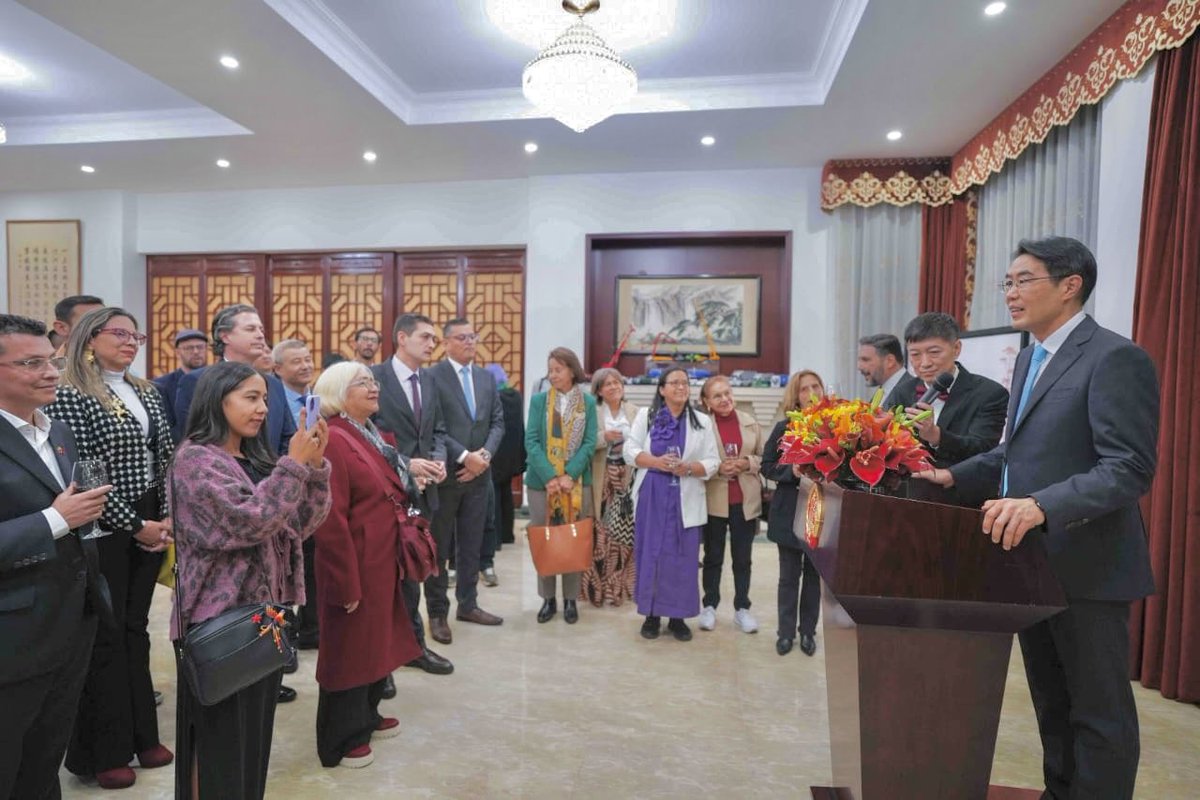 AlexandraPined_'s tweet photo. En la Embajada de China participamos en un importante espacio de diálogo junto al embajador Zhu Jingyang y congresistas, reafirmando el valor de la cooperación internacional como motor de desarrollo para nuestros países. 🇨🇳🇨🇴

Fortalecer las relaciones entre Colombia y China significa abrir oportunidades para el intercambio de conocimiento, la inversión, la innovación y el desarrollo de iniciativas que beneficien a nuestros territorios.

Seguimos apostándole al diálogo, la cooperación y la construcción de alianzas que contribuyan al progreso de Colombia. 🤝