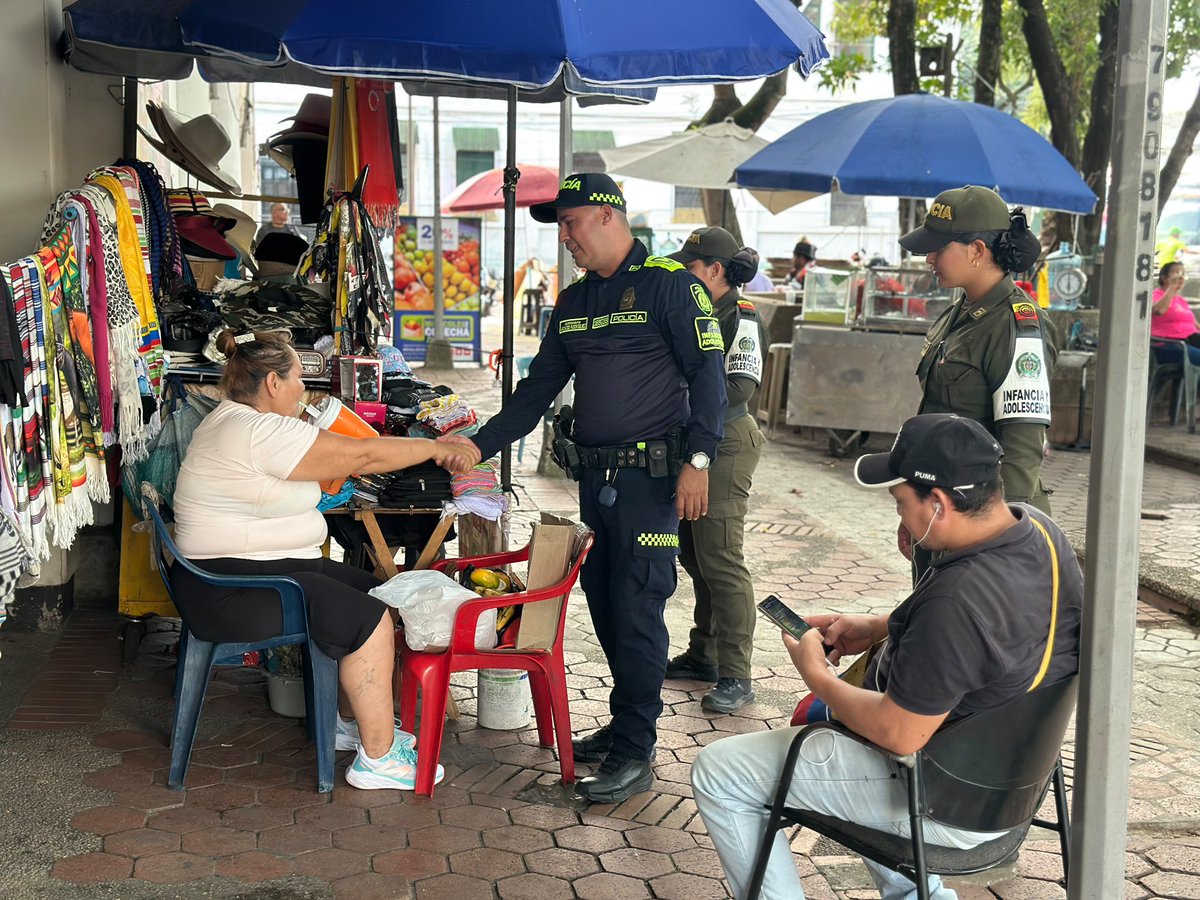 PoliciaDEMAM's tweet photo. 📚 En el regreso a clases, protegemos a quienes más lo necesitan. @ProteccionPonal realiza jornadas de prevención y control, fortaleciendo la protección de los derechos de niños, niñas y adolescentes. Recuerda las líneas 141 y 123. 👧👦🚔
#EPAIS https://t.co/j1NzpThjnY