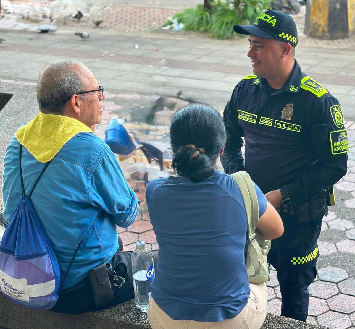 PoliciaDEMAM's tweet photo. 📚 En el regreso a clases, protegemos a quienes más lo necesitan. @ProteccionPonal realiza jornadas de prevención y control, fortaleciendo la protección de los derechos de niños, niñas y adolescentes. Recuerda las líneas 141 y 123. 👧👦🚔
#EPAIS https://t.co/j1NzpThjnY