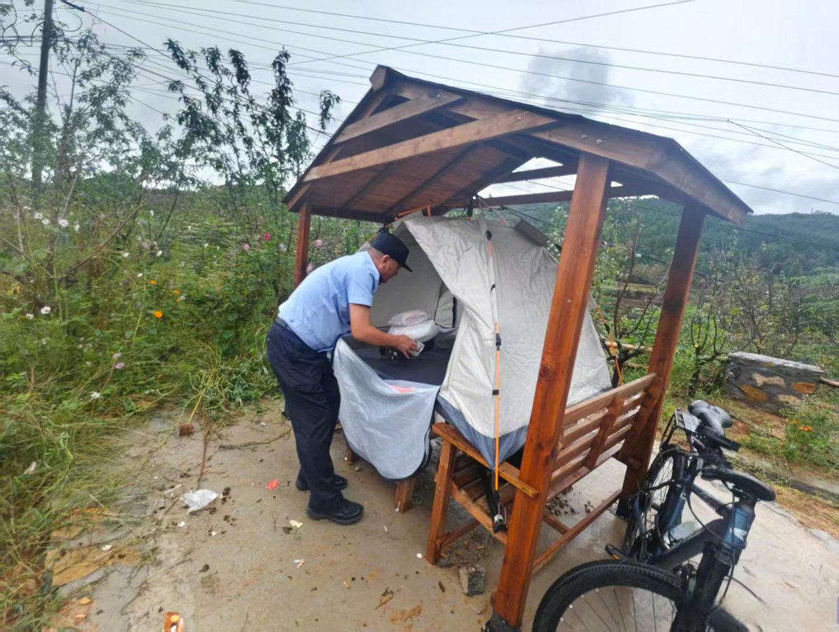 Swew2295's tweet photo. A stranger noticed I was struggling with my broken bike in the rain today, stopped to fix it for free and even gave me a hot coffee. Kindness makes hard days warm. https://t.co/mnXWn11eVX