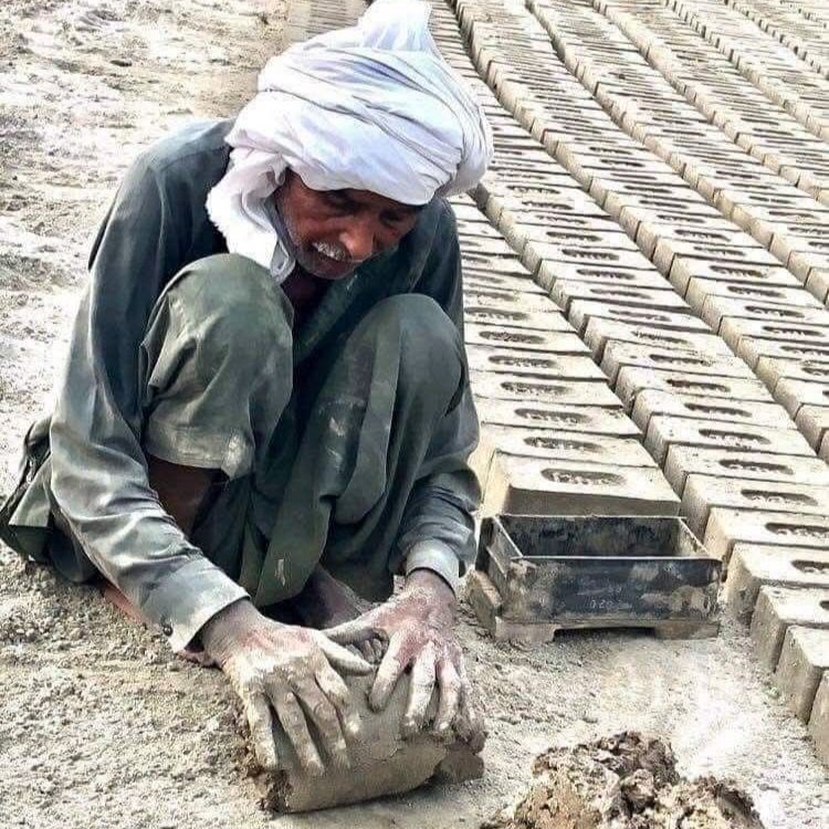 _BazamESukhan's tweet photo. रिज़्क़ की ख़ातिर लिबास गंदा करना 
ज़मीर  गंदा  करने  से  बेहतर  है !! https://t.co/xE0NsD49nt