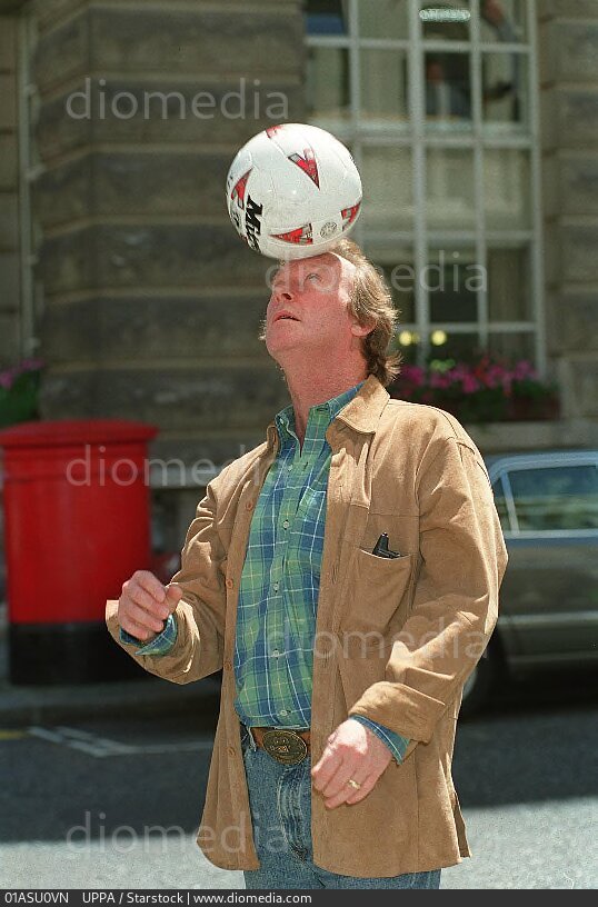 TheSweeneyGovt's tweet photo. "Guv, give me the job and I'll get England to a final!
-George, the ball's glued to your bonce!" https://t.co/XI7RJgZECO