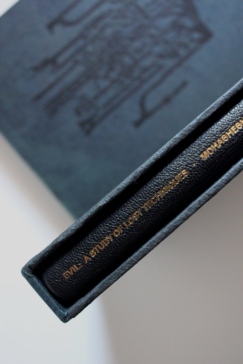 scarletimprint's tweet photo. Fine binding of EVIL: A study of lost techniques by Jason Bahbak Mohaghegh/ Illustrated by @ayislertas / Bound by @LudlowBookbind / Marbled endpapers by Dirk Lange/ Designed by Alkistis Dimech

Full black Sokoto goatskin, slipcase covered with @cavepaper embossed in black and gold. 28 copies.