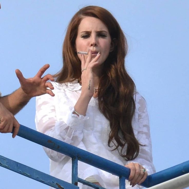 hourly lana` tweet media
