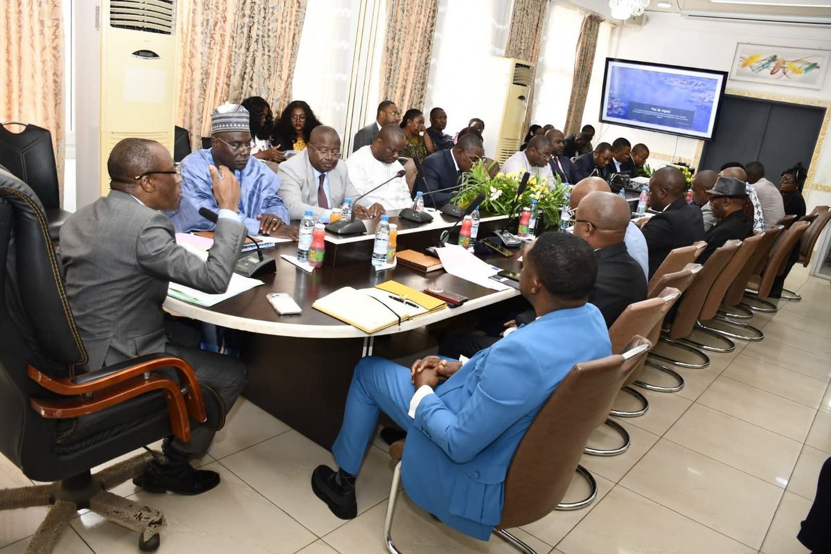 TheCameroonianZ's tweet photo. Secteur minier #Cameroon :

2ème session de la Task Force chargée de l’assainissement du secteur artisanal semi-mécanisée. https://t.co/r8r2lYF5gp