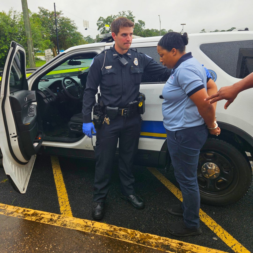 fdlepio's tweet photo. DELIVERING JUSTICE!

This postal employee thought stealing cash could deliver a big payday. Instead, it just landed her in jail.

Napeaches Blair was stealing cash right from the mailing system. Now, she is charged with grand theft and mail theft.

You can read more about the case here: https://t.co/KDM54OlQSm