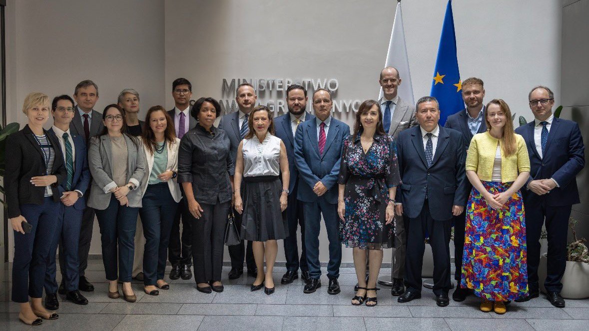 MinexGt's tweet photo. #GuatemalaEnPolonia | La embajadora de Guatemala en Polonia, Sandra Noriega, participó en una reunión del Grupo de América Latina y el Caribe (GRULAC) con representantes del Ministerio de Clima y Medio Ambiente de Polonia, en la que se presentó GreenEvo —programa orientado a promover tecnologías verdes y soluciones sostenibles—.

Durante el encuentro se intercambiaron experiencias y se analizaron oportunidades de cooperación entre Polonia y los países de América Latina y el Caribe en materia de innovación ambiental y desarrollo sostenible.

📰 https://t.co/aOT54ZHo1h