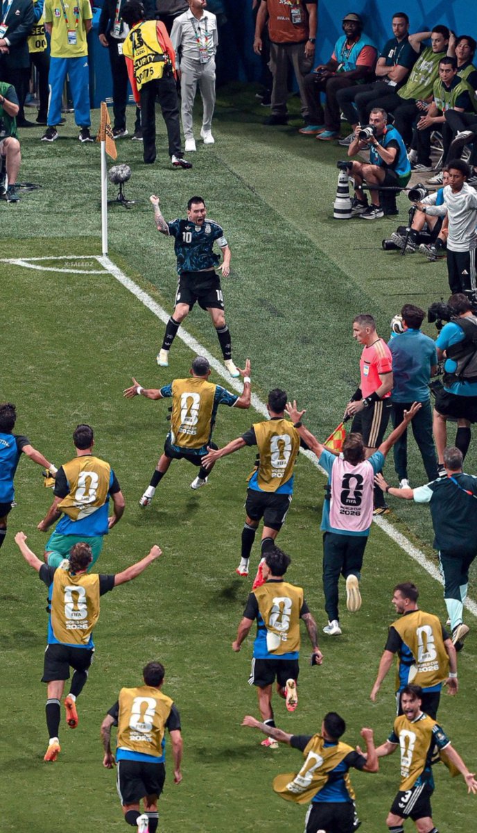 Lucabautistaaa's tweet photo. Cada foto que sale del partido contra los ingleses es mejor que la anterior,lo que se vivio ayer fue Increible. https://t.co/U82iryPb5m