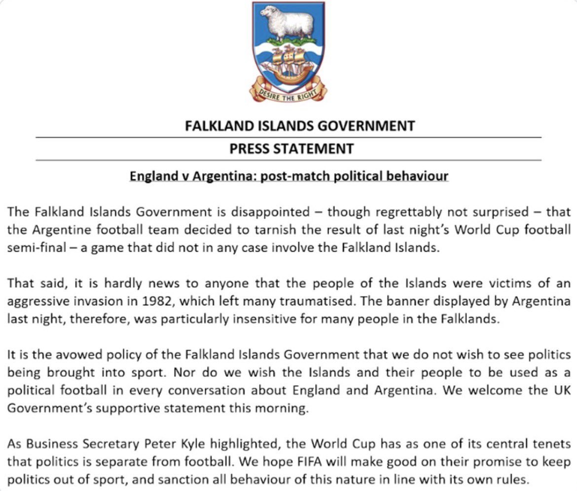 MundoEConflicto's tweet photo. 🇫🇰🇦🇷 | El Gobierno de las Islas Malvinas se declaró "decepcionado, pero no sorprendido" de que la selección argentina celebrara con una pancarta sobre la soberanía del archipiélago y pidió a la FIFA que aplique sanciones. https://t.co/4wfT7Sp9pI