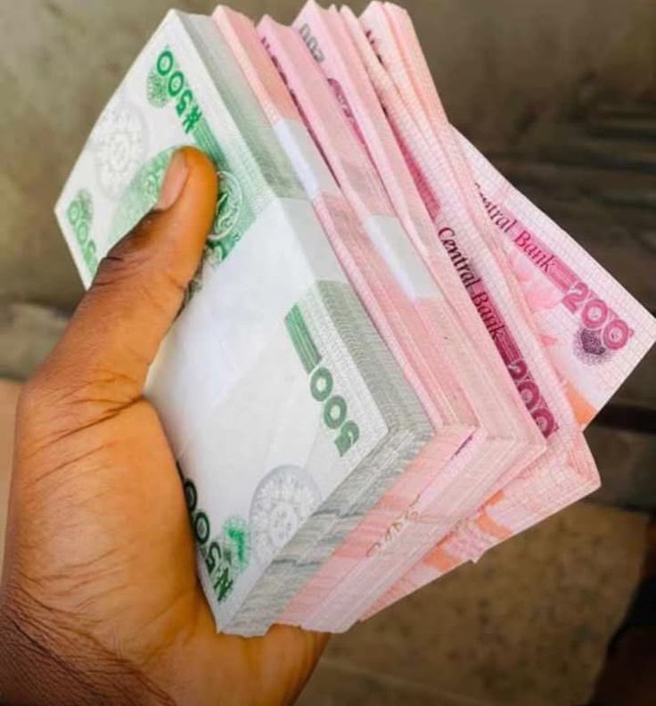 Fine_Segun's tweet photo. Be honest: If someone offers you 5m Naira to leave your current babe for him/her and your babe will be okay with your decision, will you accept the offer? https://t.co/DuedoXTTS3