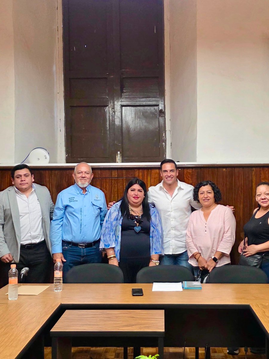 chrisenriquezh's tweet photo. Los problemas se resuelven escuchando y dando seguimiento. En el #MiércolesCiudadano, atendimos a familias y sostuvimos una mesa de trabajo con autoridades de #UNIDEG y vecinos de Jardines de la Hacienda para construir soluciones mediante el diálogo y la coordinación.
#DelEscritorioAlTerritorio #Irapuato