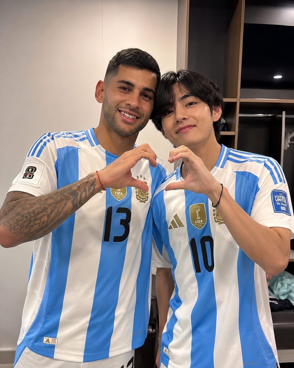 kimftwang's tweet photo. El domingo cuando tenga una foto así de Cuti y Taehyung, mis hombres 💜 https://t.co/ckKcXoyXP2
