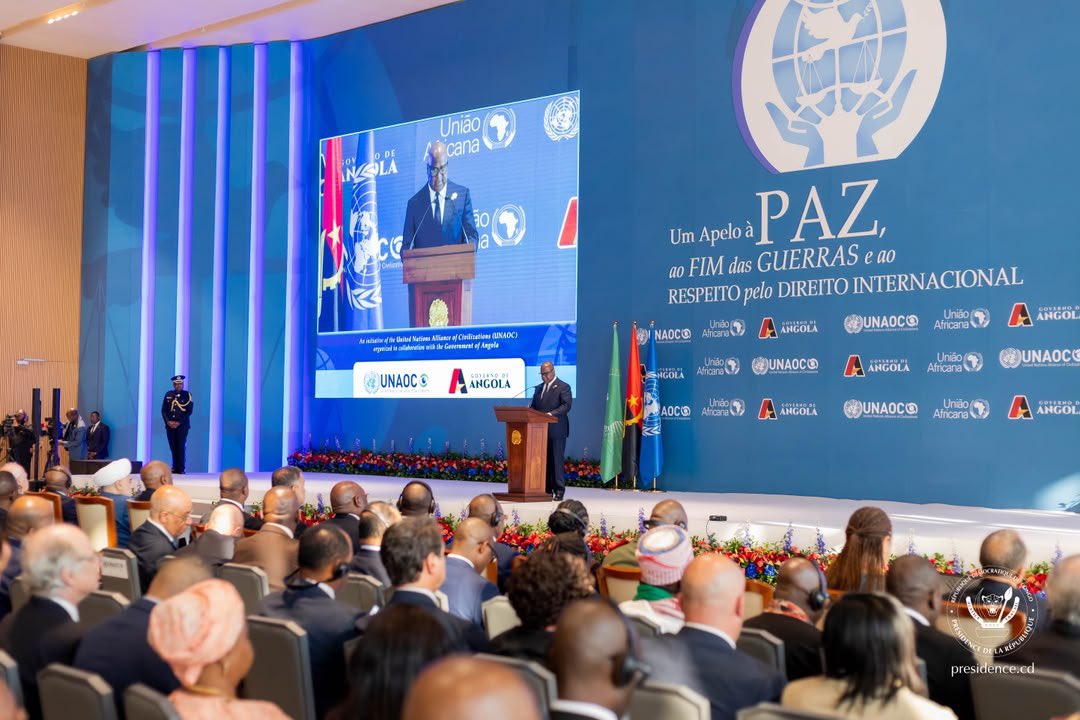 Presidence_RDC's tweet photo. Arrivé à Luanda dans la matinée de ce jeudi 16 juillet 2026, le Président de la République, Félix-Antoine Tshisekedi Tshilombo prend part à la 3ème édition de l'initiative mondiale : « un appel à la paix, à la fin des guerres et au respect du droit international ».

Quelques instants avant l’ouverture des travaux, le Chef de l’État a rencontré en tête-à-tête son homologue angolais et hôte de l’événement, Joâo Lourenço avec qui il a évoqué la coopération bilatérale entre leurs pays respectifs, la présidence congolaise du Conseil de sécurité de l’ONU et la situation sécuritaire dans l’Est de la République Démocratique du Congo (RDC). 

À travers sa participation à ces assises, la République Démocratique du Congo (RDC) entend insister sur la responsabilité de chacun afin que la paix ne reste pas une promesse suspendue mais se traduise plutôt par des actes concrets et vérifiables. 

Ce sommet de Luanda, qui se tient du 16 au 17 juillet 2026, a pour objectif de promouvoir la résolution pacifique des conflits mondiaux et mettre en avant le rôle de la femme, de la jeunesse et du sport dans la consolidation de la paix.