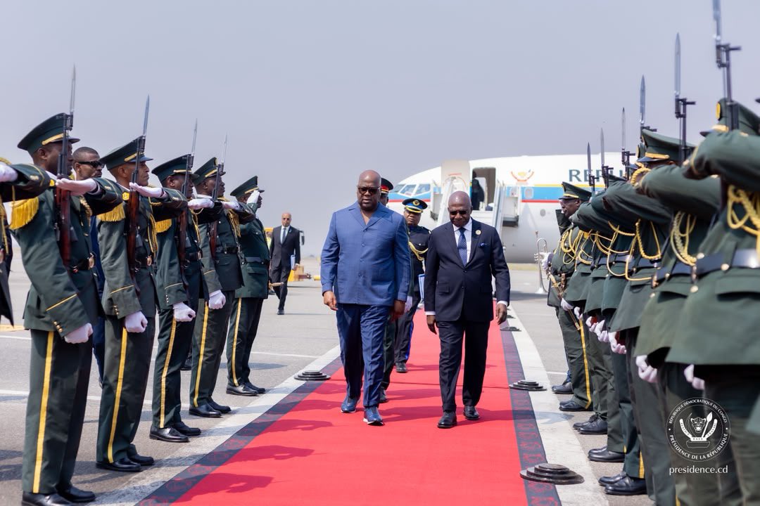 Presidence_RDC's tweet photo. Arrivé à Luanda dans la matinée de ce jeudi 16 juillet 2026, le Président de la République, Félix-Antoine Tshisekedi Tshilombo prend part à la 3ème édition de l'initiative mondiale : « un appel à la paix, à la fin des guerres et au respect du droit international ».

Quelques instants avant l’ouverture des travaux, le Chef de l’État a rencontré en tête-à-tête son homologue angolais et hôte de l’événement, Joâo Lourenço avec qui il a évoqué la coopération bilatérale entre leurs pays respectifs, la présidence congolaise du Conseil de sécurité de l’ONU et la situation sécuritaire dans l’Est de la République Démocratique du Congo (RDC). 

À travers sa participation à ces assises, la République Démocratique du Congo (RDC) entend insister sur la responsabilité de chacun afin que la paix ne reste pas une promesse suspendue mais se traduise plutôt par des actes concrets et vérifiables. 

Ce sommet de Luanda, qui se tient du 16 au 17 juillet 2026, a pour objectif de promouvoir la résolution pacifique des conflits mondiaux et mettre en avant le rôle de la femme, de la jeunesse et du sport dans la consolidation de la paix.