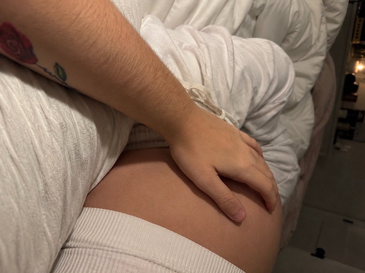 chrystAAALm's tweet photo. los besos no son nada intimos comparado a
dormir juntas por la noche y que me busque para tocar mi barriguita y nuestra bebe se empiece a mover porque sintio a su otra mama 👩🏻‍❤️‍💋‍👩🏼❤️ https://t.co/fo8A1lFgIa