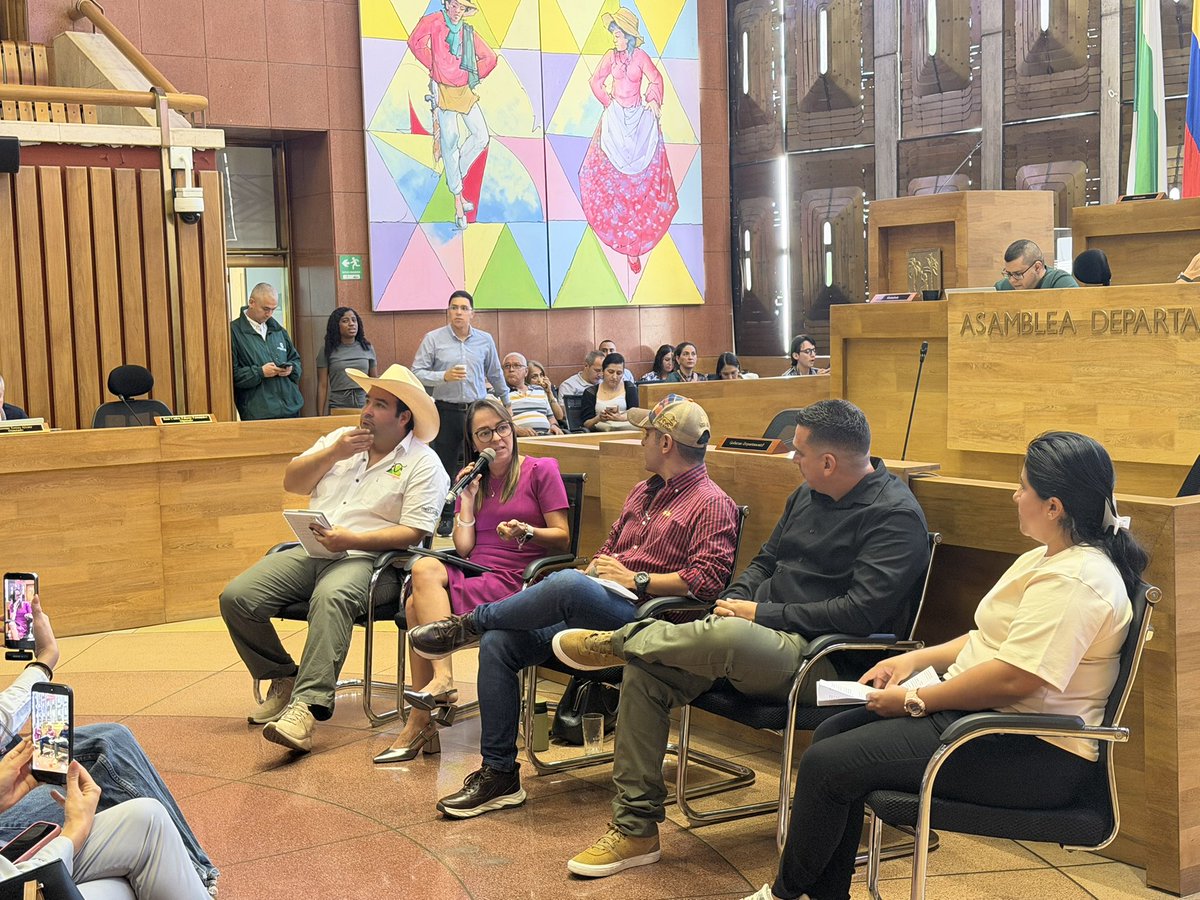 asambleadeant's tweet photo. En este momento vivimos la Audiencia Pública "La Voz del Campo Antioqueño", un espacio donde escuchamos a quienes trabajan la tierra y construyen el presente y el futuro de nuestro departamento. https://t.co/49wSIAnN1q