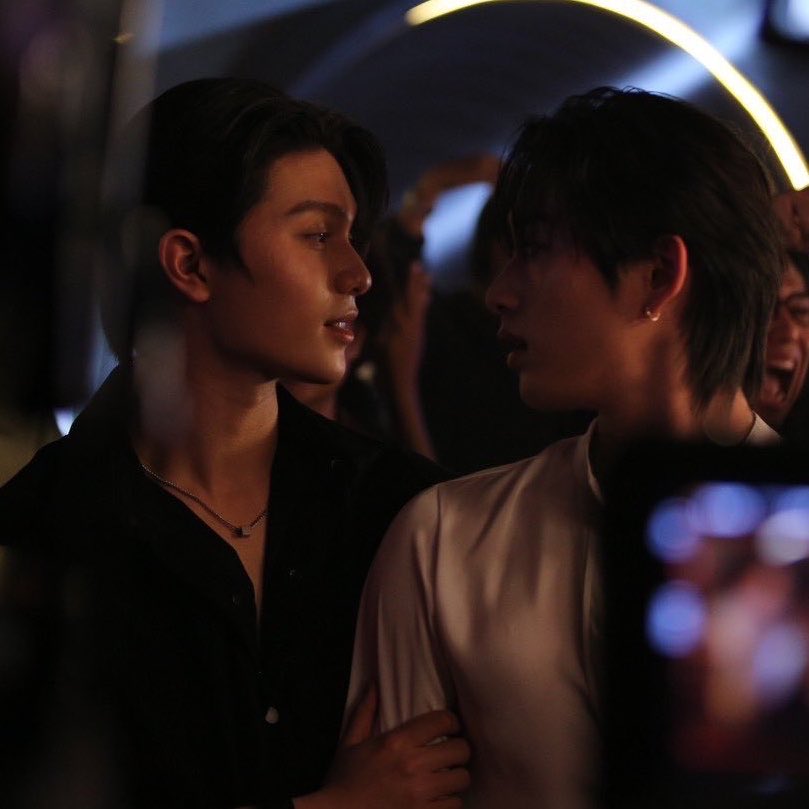 userunknowbabe's tweet photo. สายตาฮีอ่อนลงมากนะ ดูไม่เจ้าชู้ไม่เจ้าเล่ห์เหมือนคิวแรก ๆ 
เข้าวงการรักเมียที่สุดในโลกแล้วหรอดีน

#YouManiacSeriesQ23 
#YouManiacSeries https://t.co/eKL9KU8838