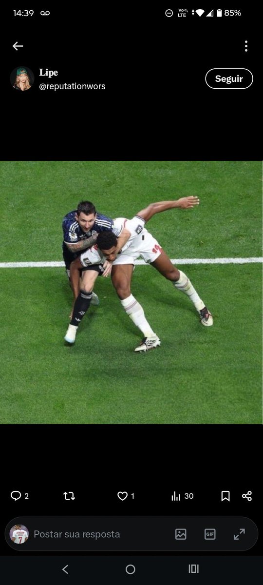 Pedrozaflu's tweet photo. @reputationwors @GabrielSouza95_ @poptime Esse tipo de lance e comum
Messi se apoia no Bell pra tenta sair na frente  
se Messi tivesse vantagem no lance seria falta dele mas não houve vantagem 
Se tu procurar acha e outros 
Além que o próprio  Bell não reclama do lance porque não foi NADA https://t.co/IRQshgSaOD